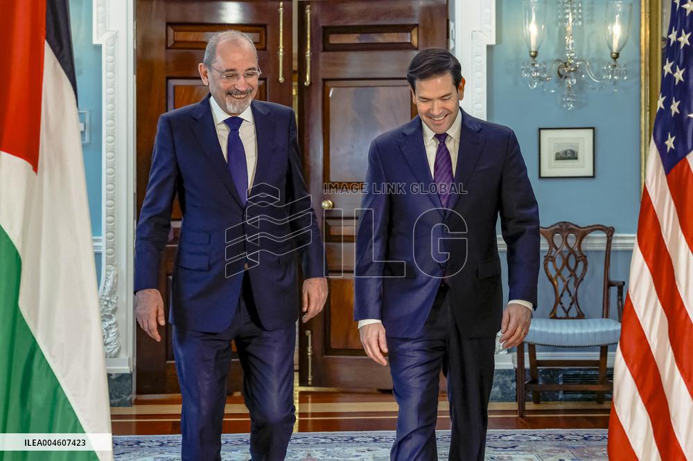 U.S. Secretary of State Marco Rubio (R) meets with Jordanian Foreign Minister Ayman Safadi - Washington