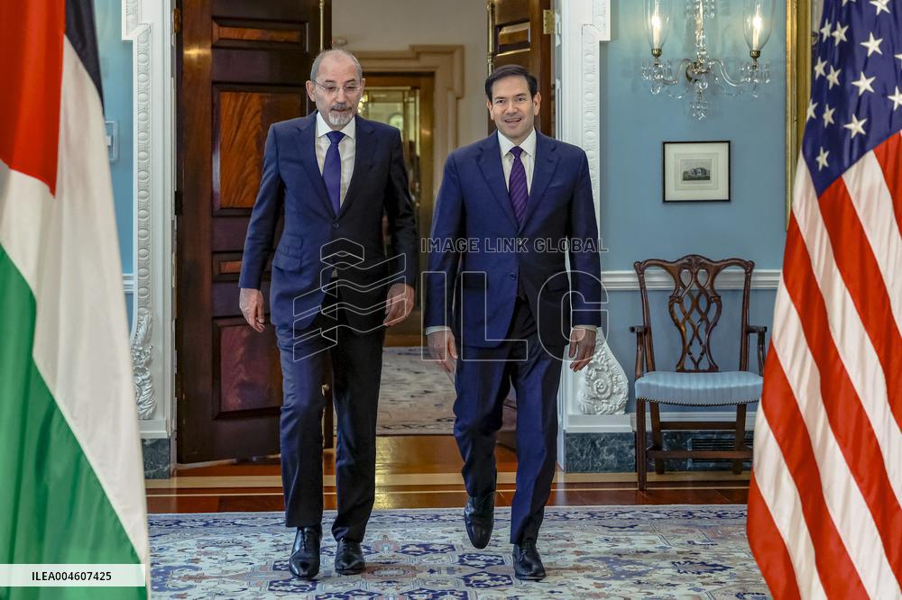 U.S. Secretary of State Marco Rubio (R) meets with Jordanian Foreign Minister Ayman Safadi - Washington