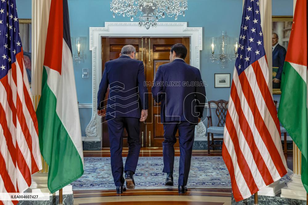 U.S. Secretary of State Marco Rubio (R) meets with Jordanian Foreign Minister Ayman Safadi - Washington