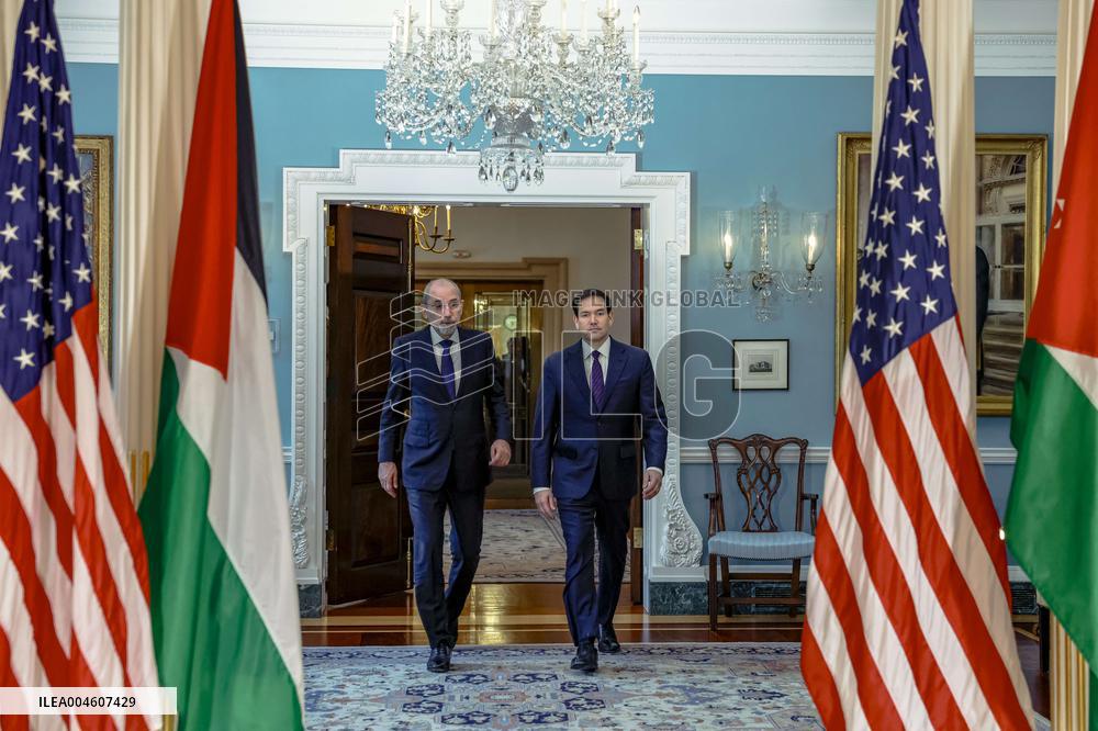 U.S. Secretary of State Marco Rubio (R) meets with Jordanian Foreign Minister Ayman Safadi - Washington