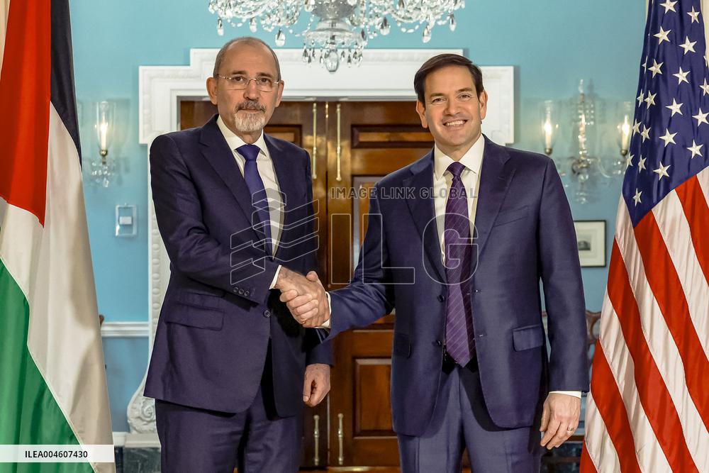 U.S. Secretary of State Marco Rubio (R) meets with Jordanian Foreign Minister Ayman Safadi - Washington