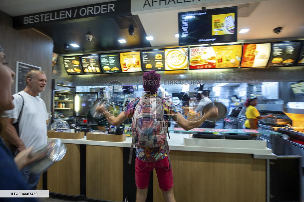 Thousands Occupy Central Amsterdam in Support of Gaza