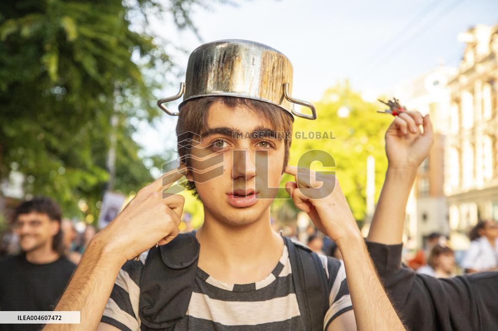 Thousands Occupy Central Amsterdam in Support of Gaza