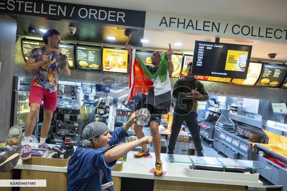 Thousands Occupy Central Amsterdam in Support of Gaza