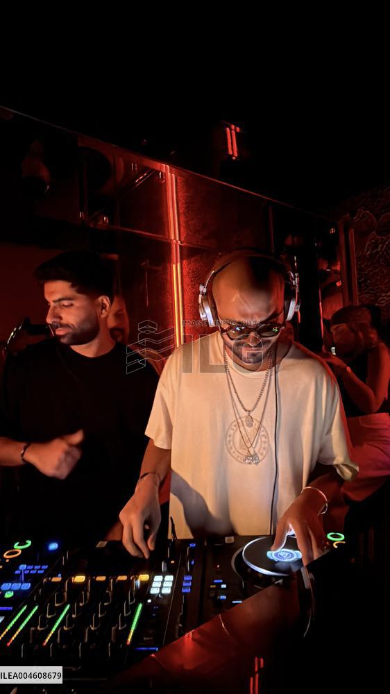 DJ Noy At Chichi - Paris