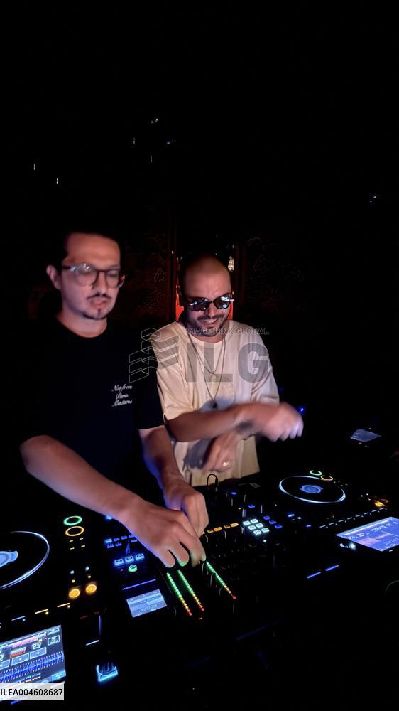 DJ Noy At Chichi - Paris