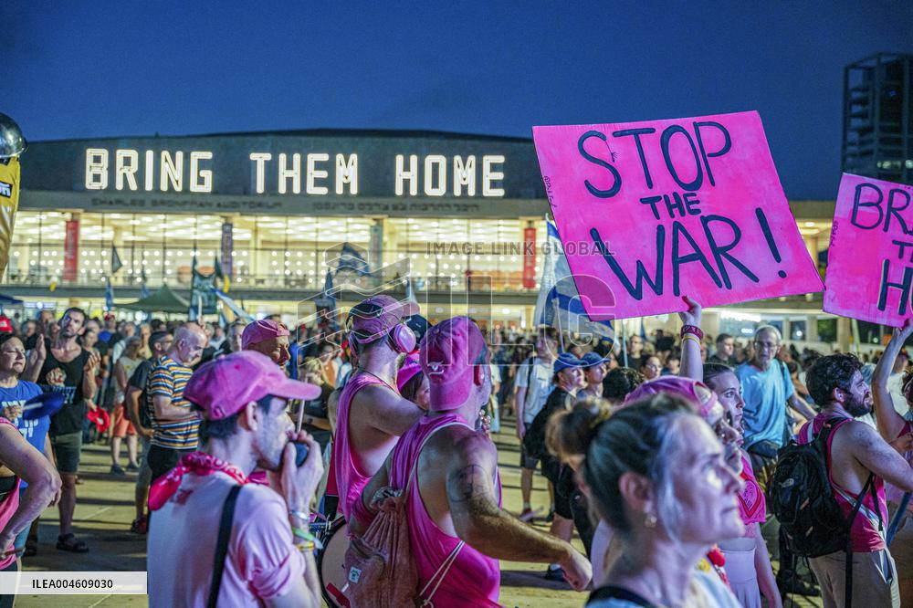 Israelis protest Against the War in Gaza - Tel Aviv