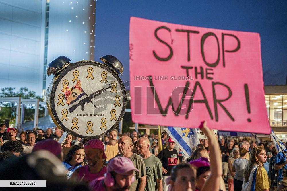 Israelis protest Against the War in Gaza - Tel Aviv