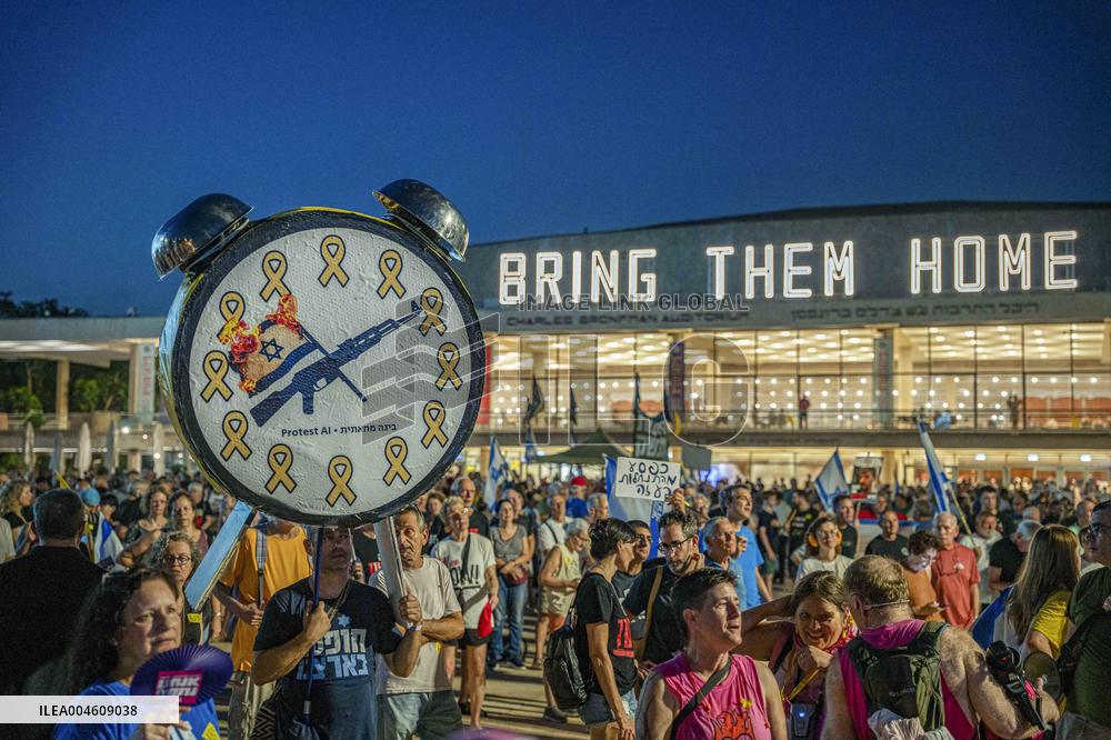 Israelis protest Against the War in Gaza - Tel Aviv