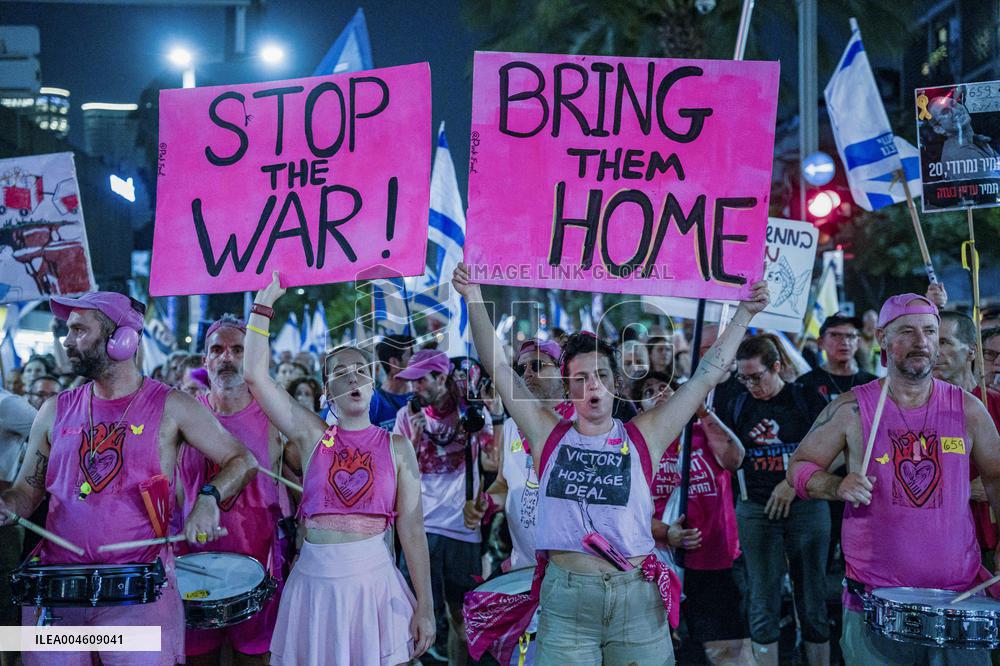 Israelis protest Against the War in Gaza - Tel Aviv