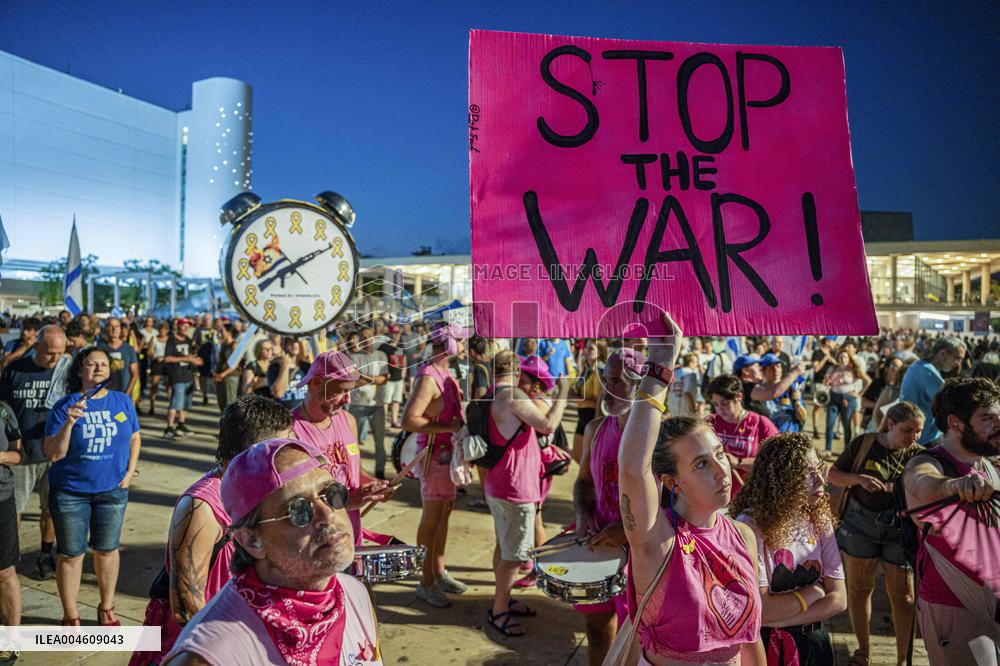Israelis protest Against the War in Gaza - Tel Aviv