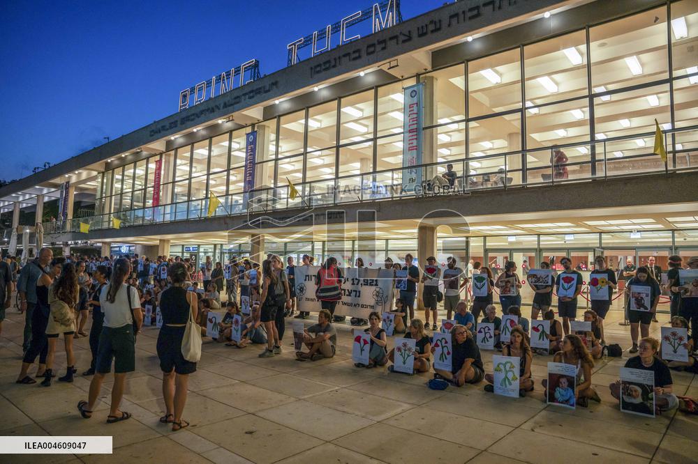 Israelis protest Against the War in Gaza - Tel Aviv