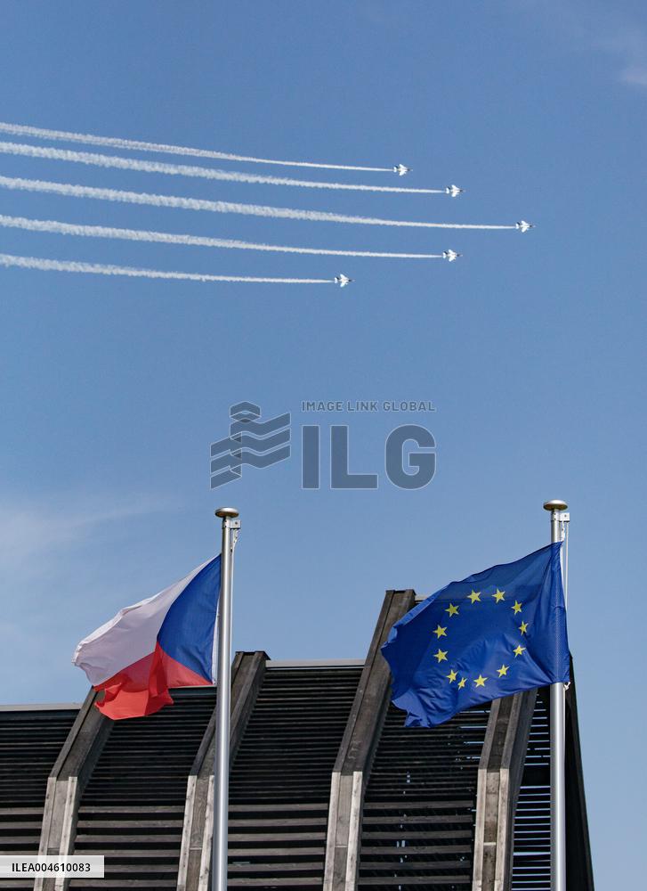 Blue Impulse exhibition flight (Osaka-Kansai Expo)