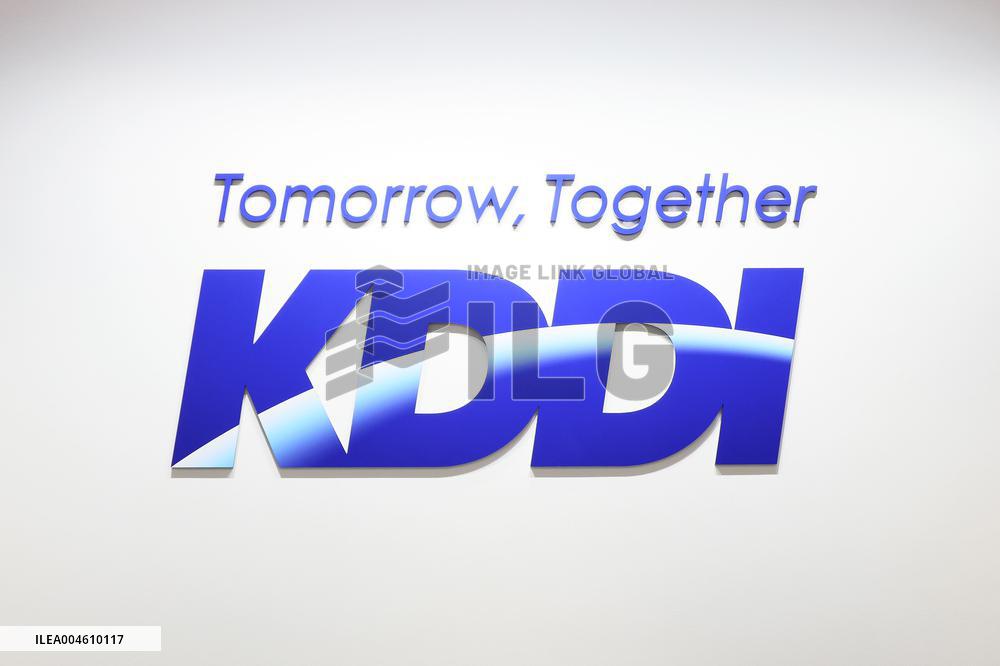 KDDI signboard and logo