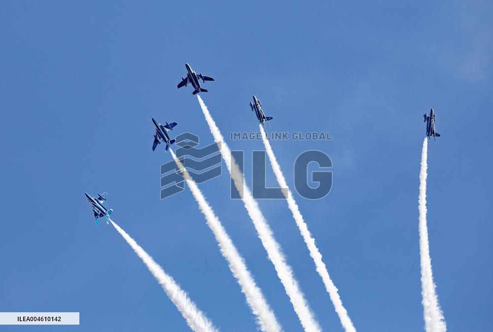 Blue Impulse exhibition flight (Osaka-Kansai Expo)