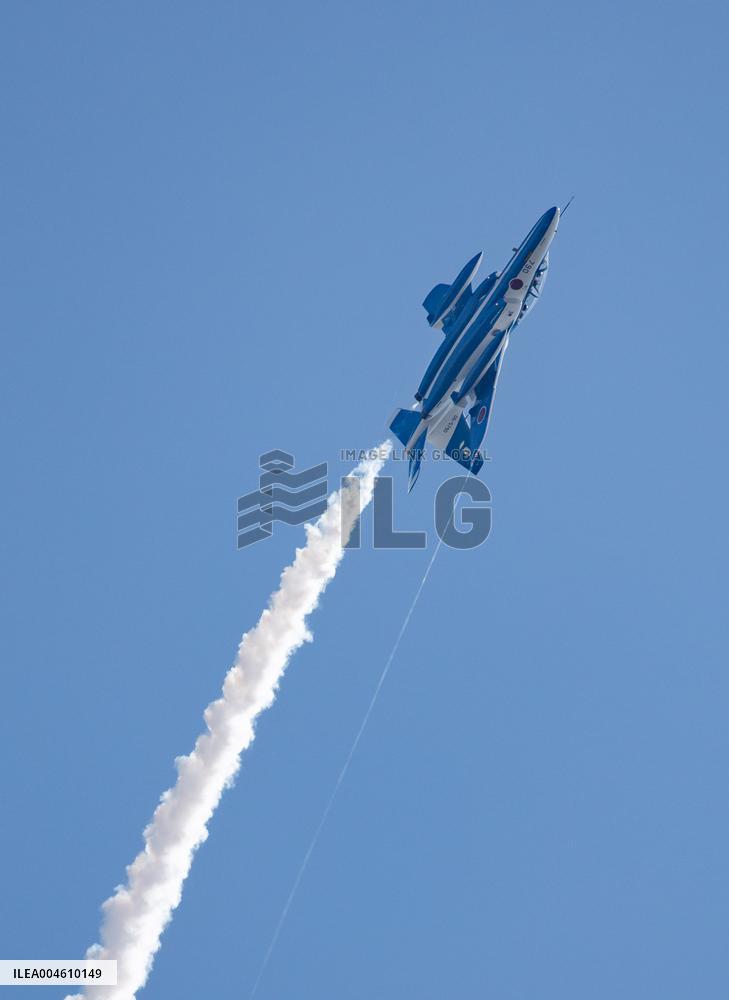 Blue Impulse exhibition flight (Osaka-Kansai Expo)