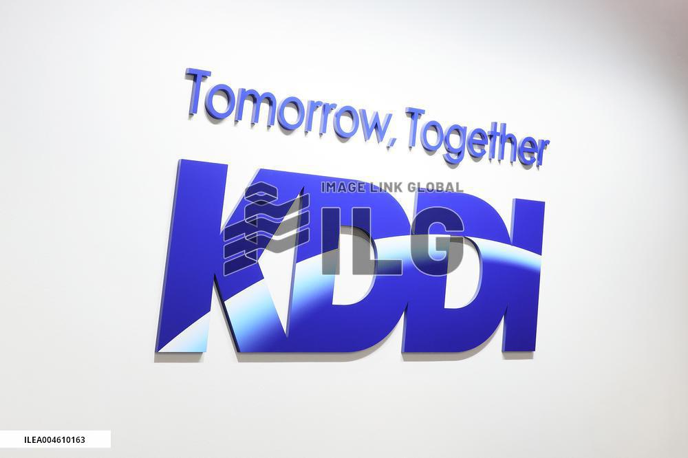 KDDI signboard and logo