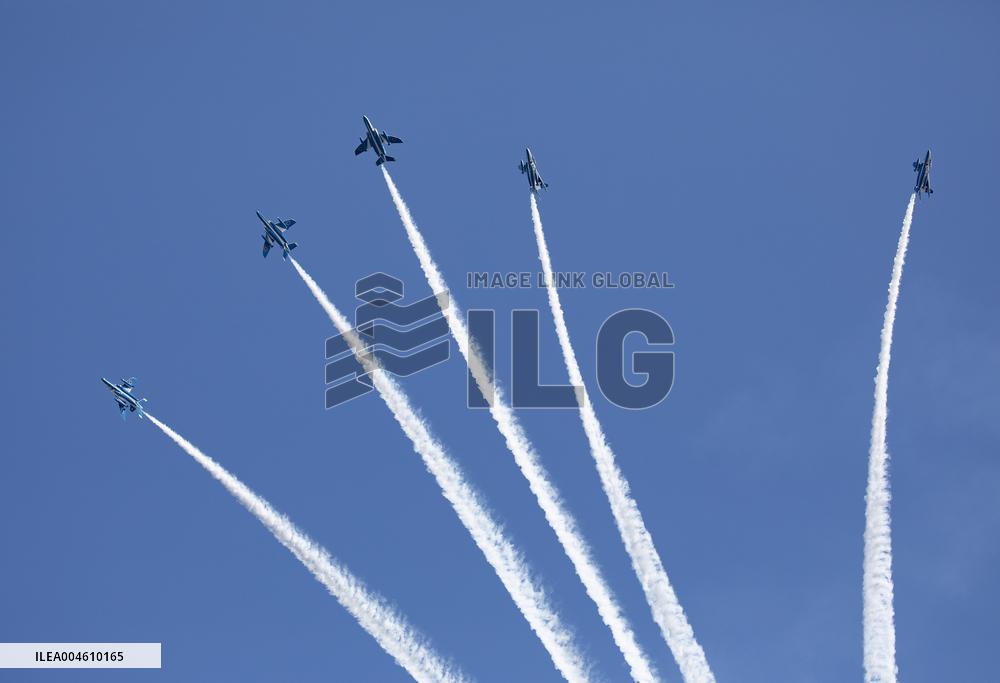 Blue Impulse exhibition flight (Osaka-Kansai Expo)