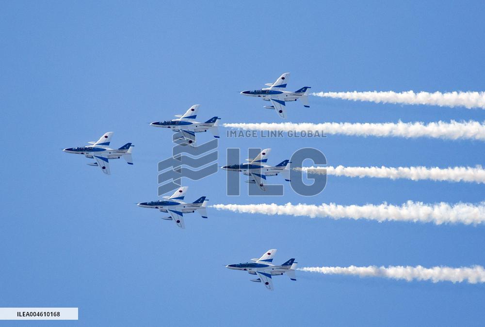 Blue Impulse exhibition flight (Osaka-Kansai Expo)