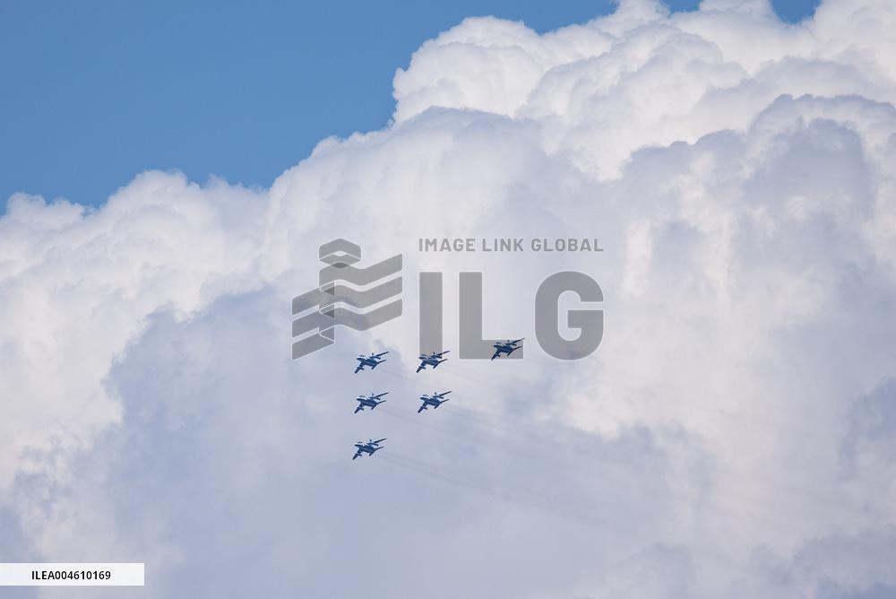 Blue Impulse exhibition flight (Osaka-Kansai Expo)