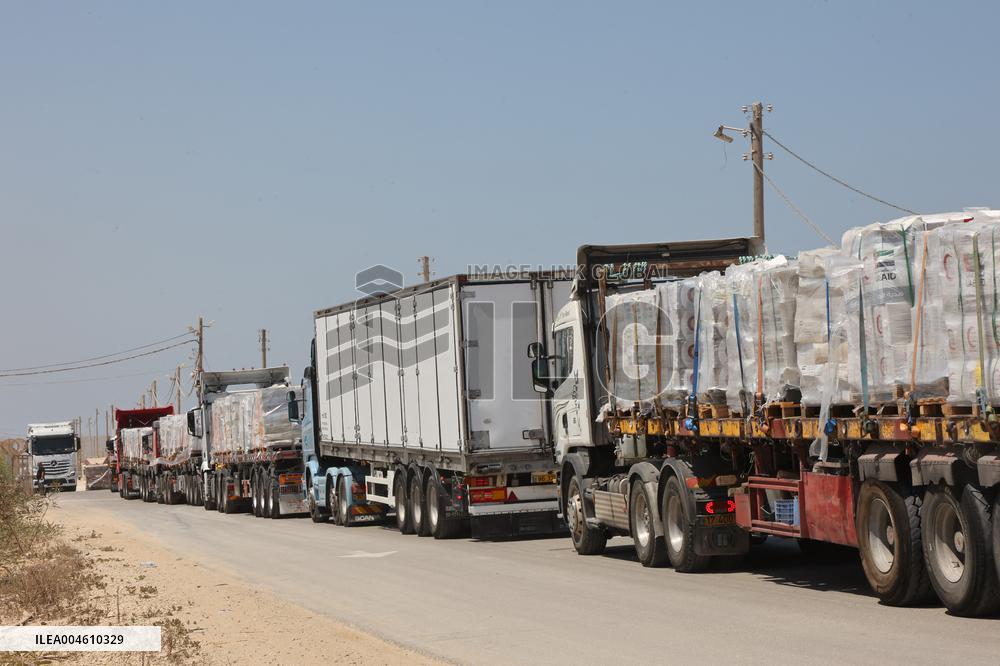 Aid Trucks Wait at Gaza Border as Israel Announces Daily Humanitarian Pause
