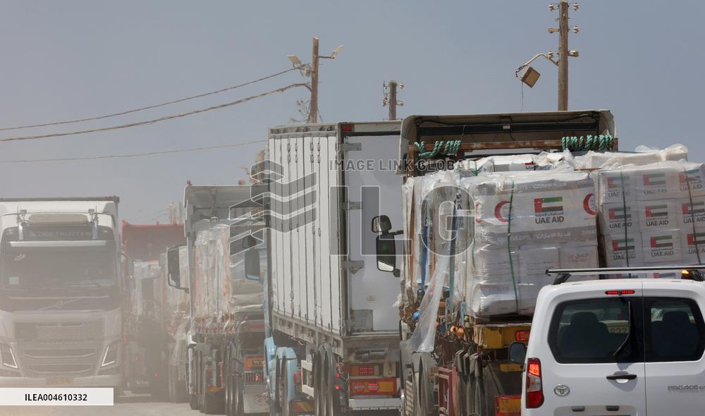 Aid Trucks Wait at Gaza Border as Israel Announces Daily Humanitarian Pause