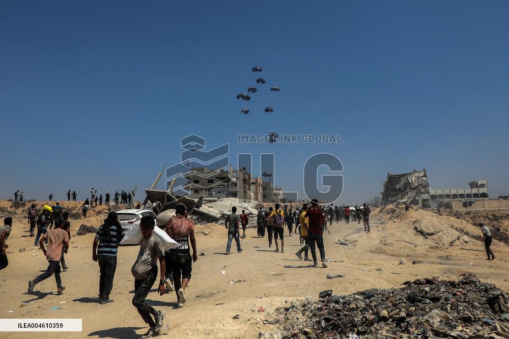 Military Aircraft Drops Humanitarian Aid on Northern Gaza