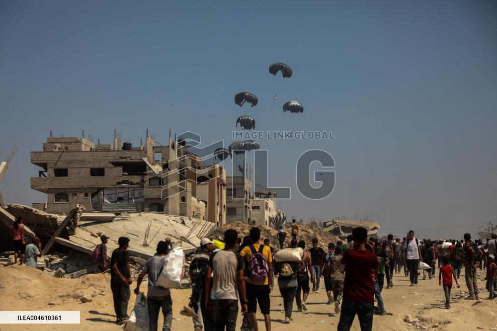 Military Aircraft Drops Humanitarian Aid on Northern Gaza