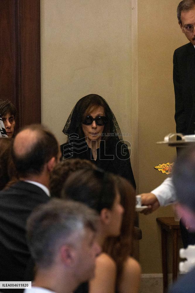 Rare Appearance Of Lebanese Singer Fayrouz At Her Son’s Funeral - Bikfaya