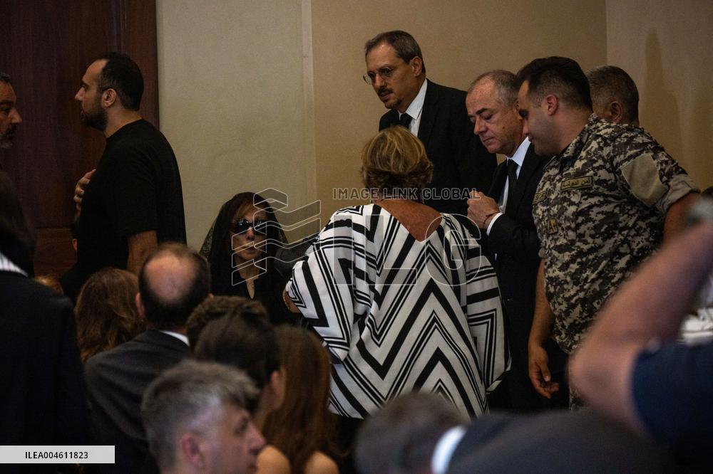 Rare Appearance Of Lebanese Singer Fayrouz At Her Son’s Funeral - Bikfaya