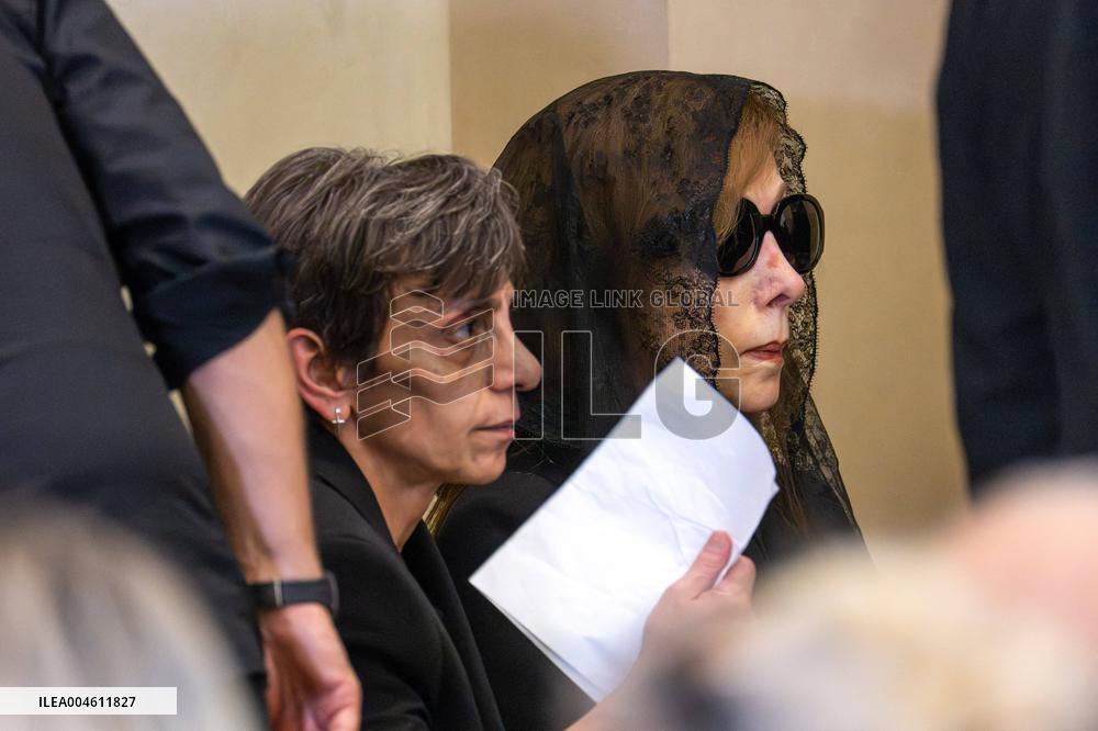 Rare Appearance Of Lebanese Singer Fayrouz At Her Son’s Funeral - Bikfaya