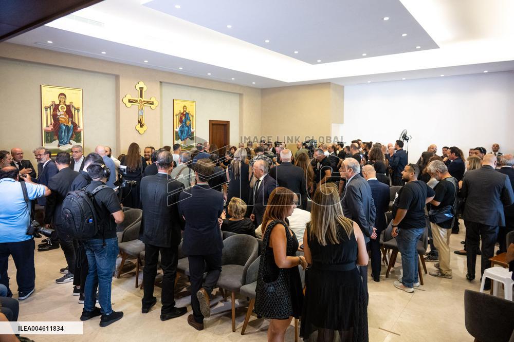 Rare Appearance Of Lebanese Singer Fayrouz At Her Son’s Funeral - Bikfaya