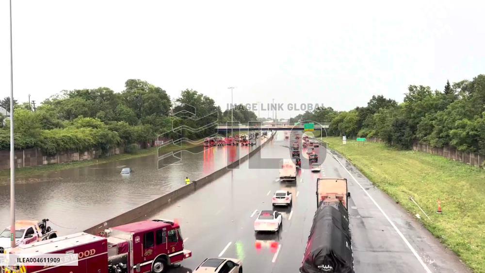 US: Highway Shut Down Due to Flooding in Lakewood, Ohio