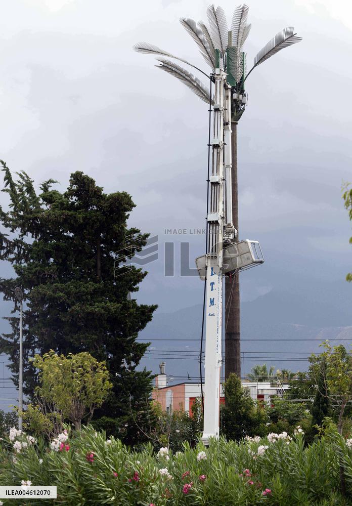 Pompeii Workplace Accident Injures Two in Mobile Basket - Italy