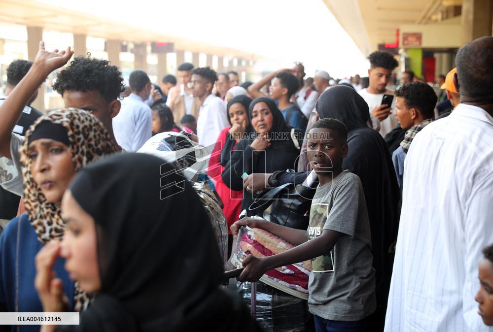 Hundreds of Sudanese Depart Cairo on Train Journey Back Home - Egypt