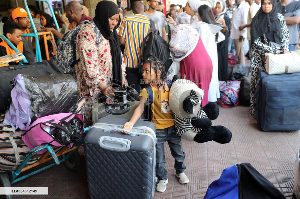 Hundreds of Sudanese Depart Cairo on Train Journey Back Home - Egypt