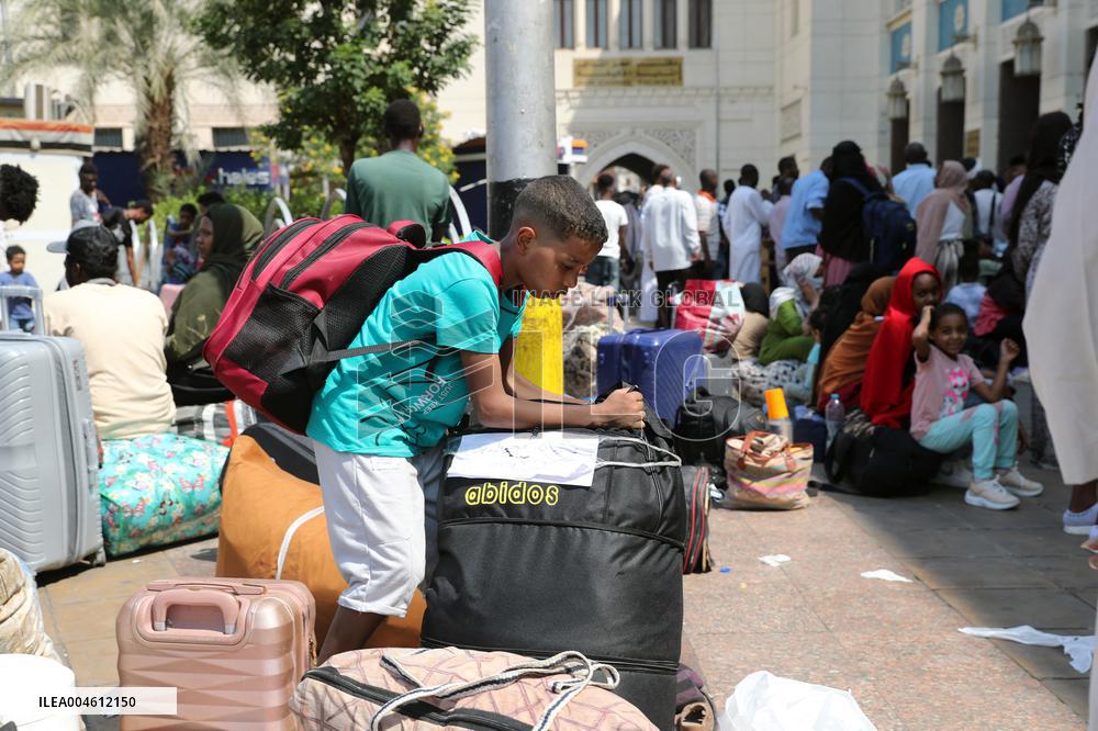 Hundreds of Sudanese Depart Cairo on Train Journey Back Home - Egypt