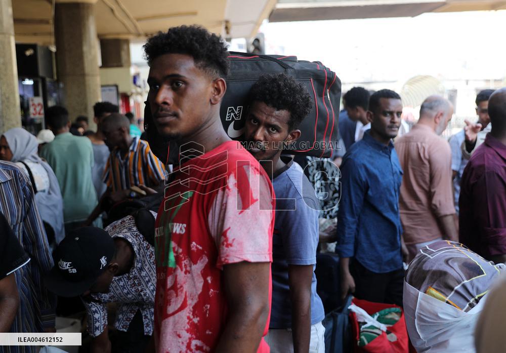 Hundreds of Sudanese Depart Cairo on Train Journey Back Home - Egypt