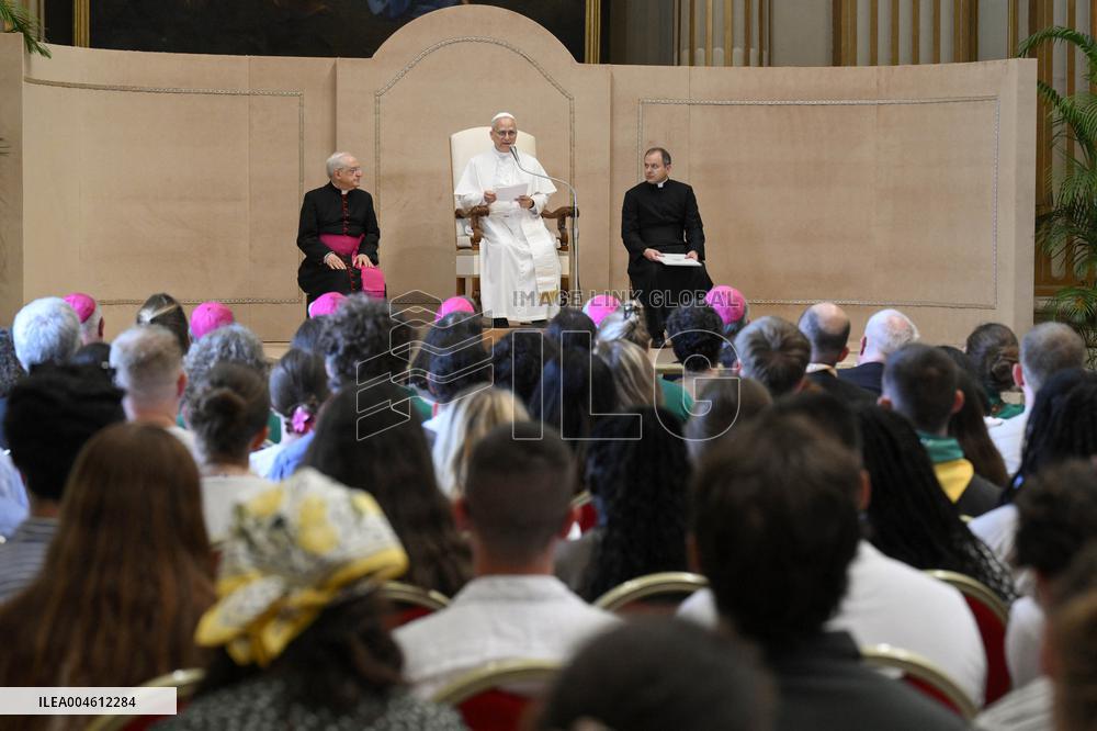 Pope Leo XIV Meets Young Catechumens And Neophytes From France - Vatican