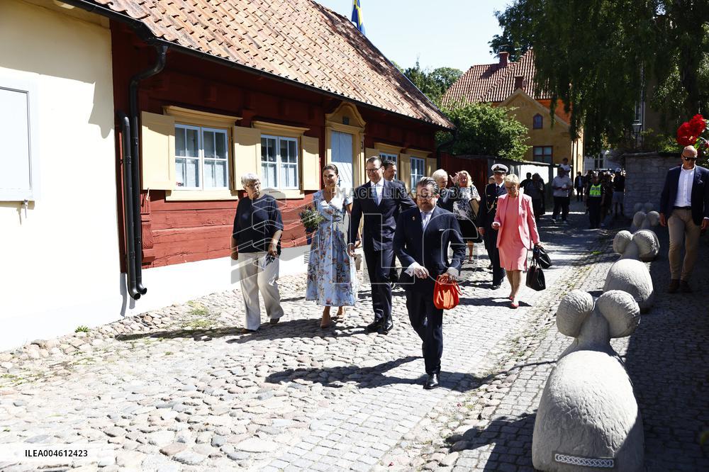 CROWN PRINCESS COUPLE VISBY CATHEDRAL