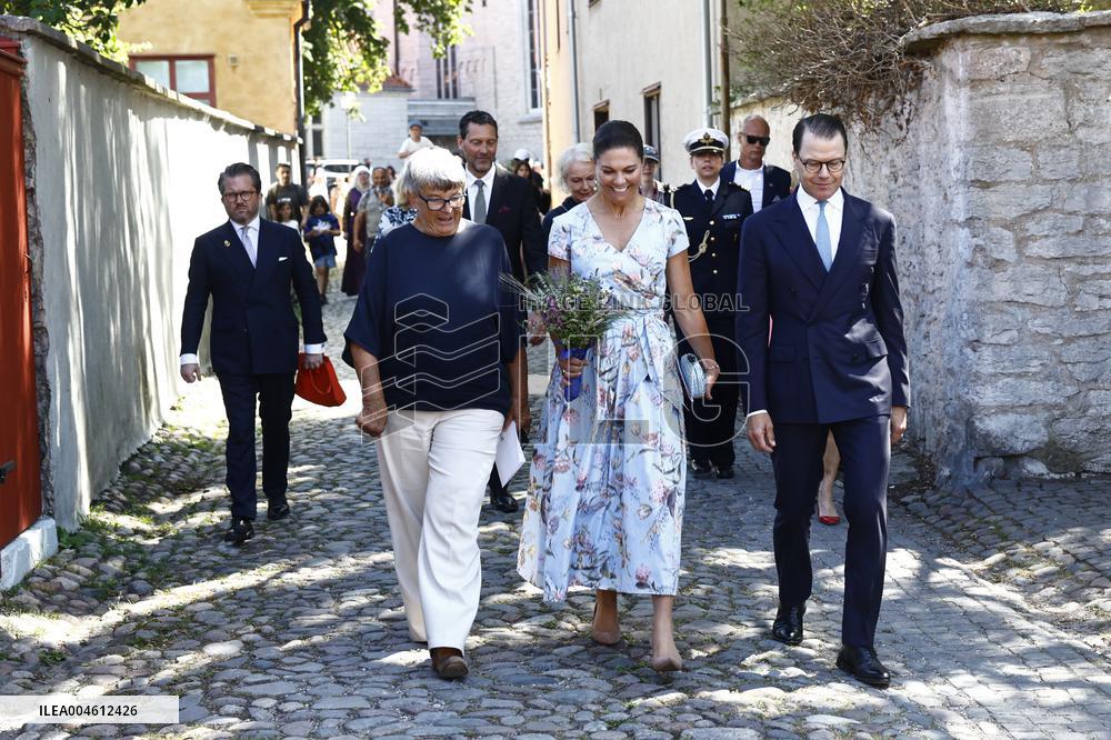 CROWN PRINCESS COUPLE VISBY CATHEDRAL