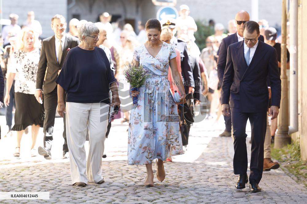 CROWN PRINCESS COUPLE VISBY CATHEDRAL