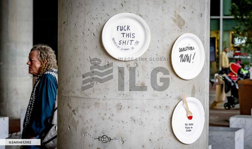 A Vigil In Front Of Foreign Ministry Against Starving Gaza - The Hague