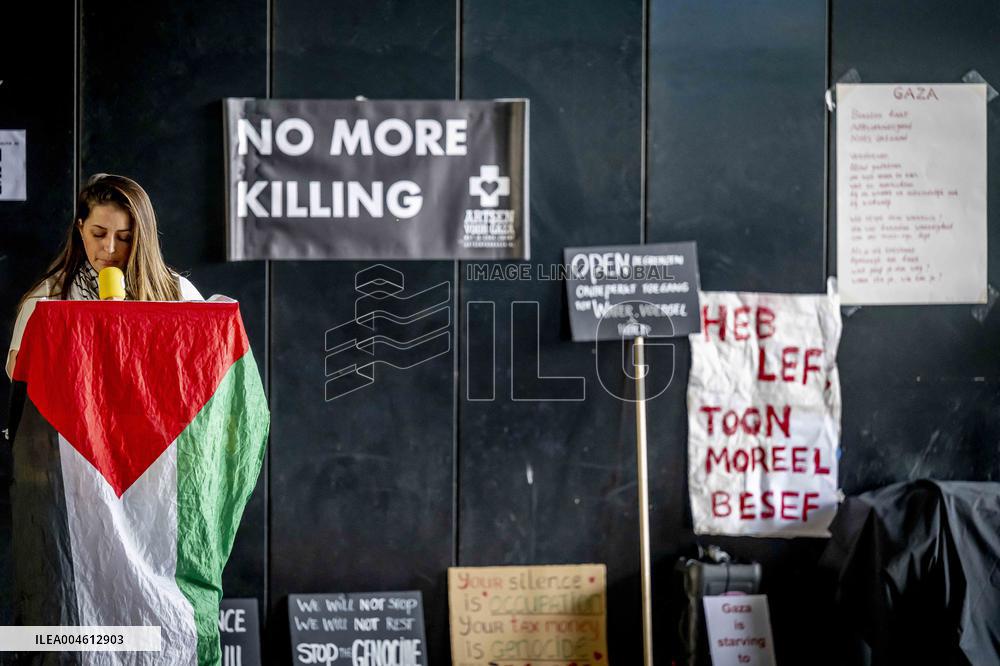 A Vigil In Front Of Foreign Ministry Against Starving Gaza - The Hague