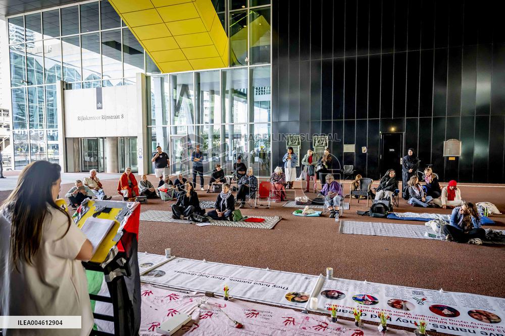 A Vigil In Front Of Foreign Ministry Against Starving Gaza - The Hague
