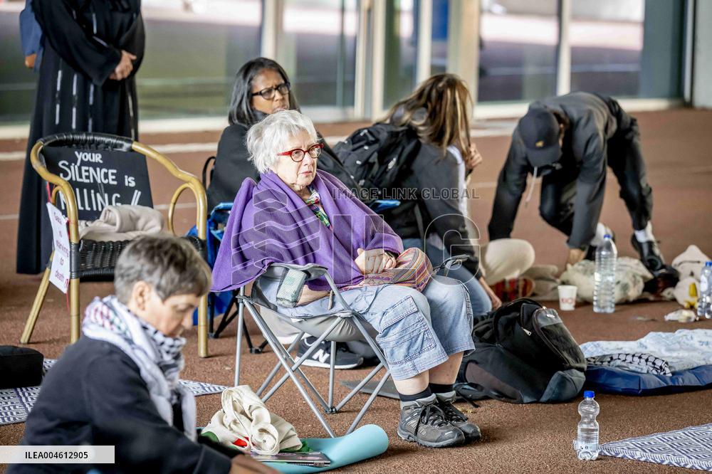 A Vigil In Front Of Foreign Ministry Against Starving Gaza - The Hague