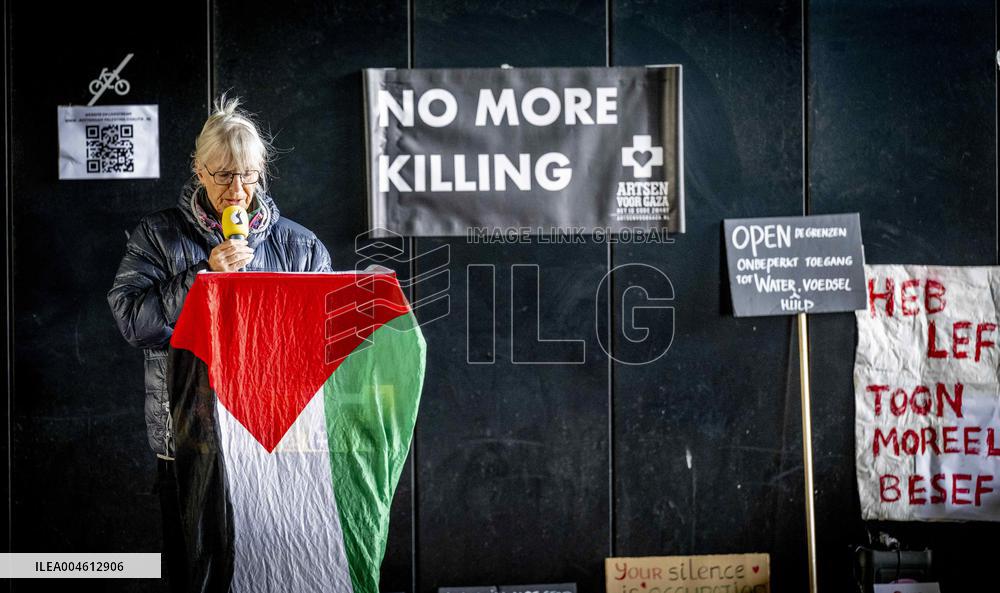 A Vigil In Front Of Foreign Ministry Against Starving Gaza - The Hague