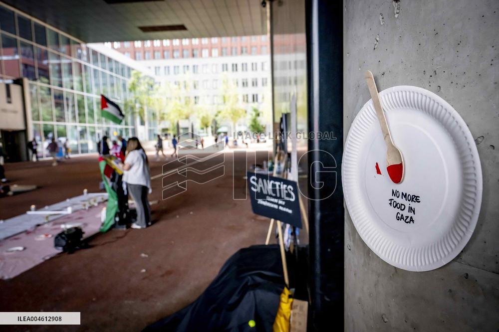 A Vigil In Front Of Foreign Ministry Against Starving Gaza - The Hague