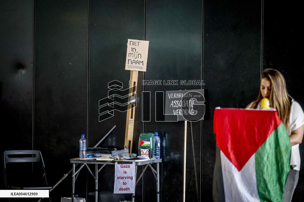 A Vigil In Front Of Foreign Ministry Against Starving Gaza - The Hague