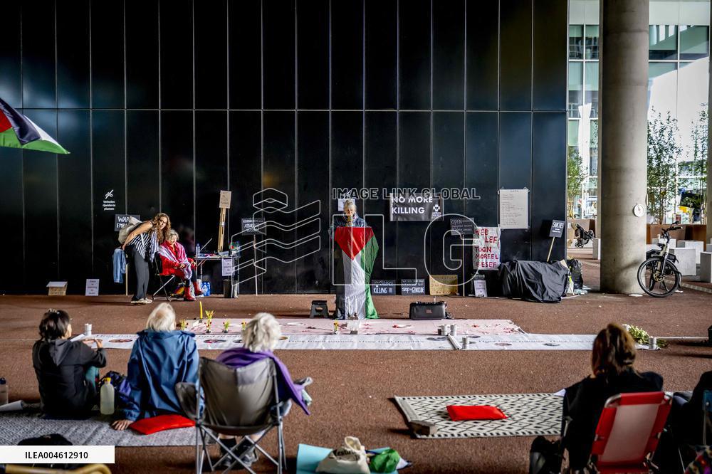 A Vigil In Front Of Foreign Ministry Against Starving Gaza - The Hague